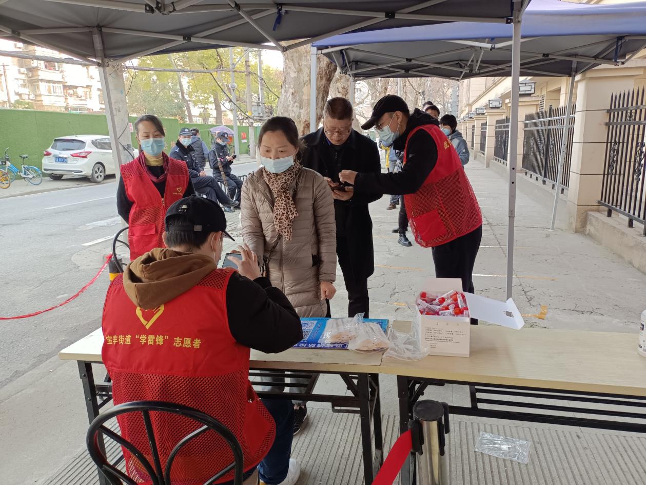 材保青年在防控一线