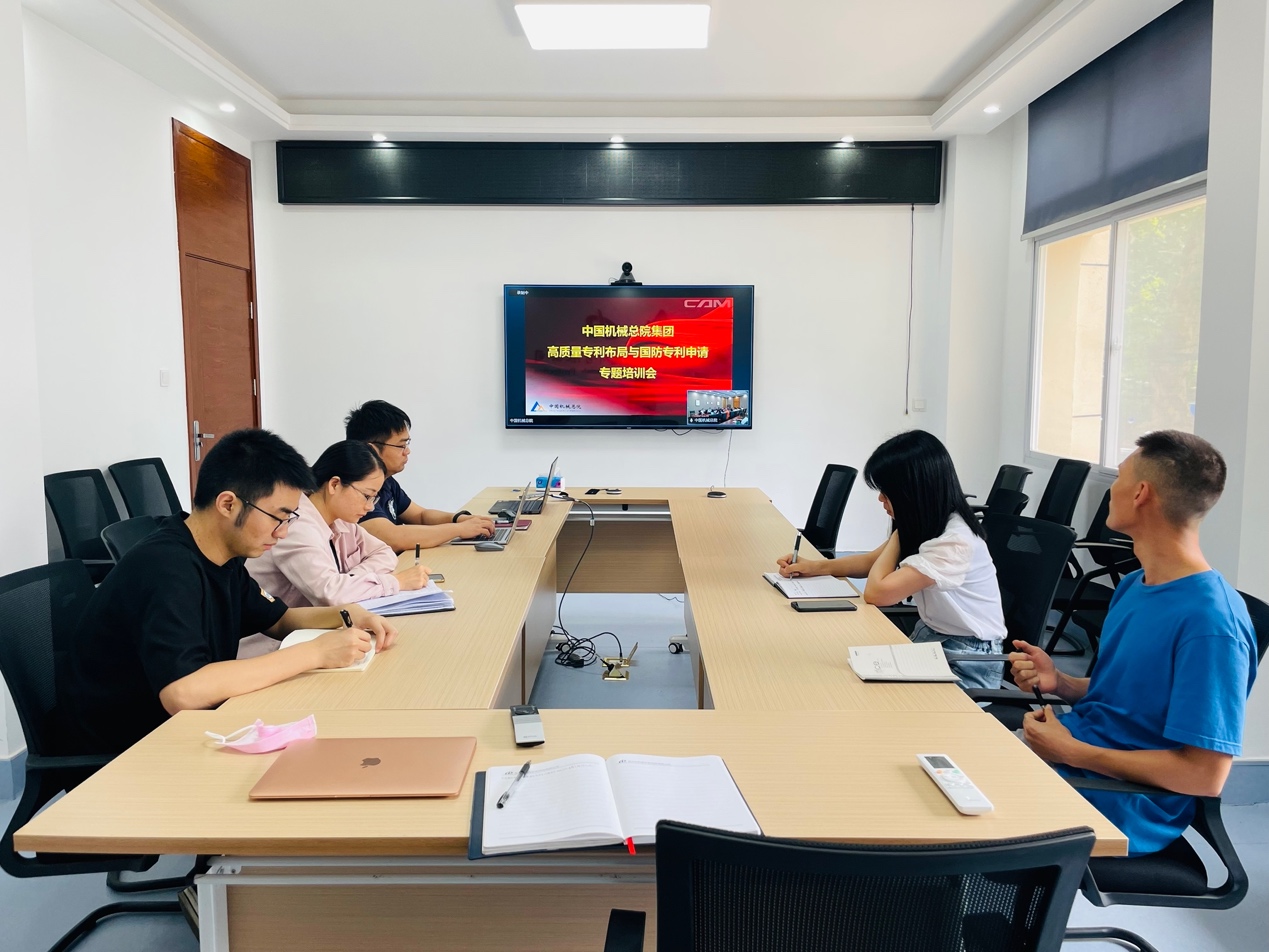 会议室里的人们

描述已自动生成