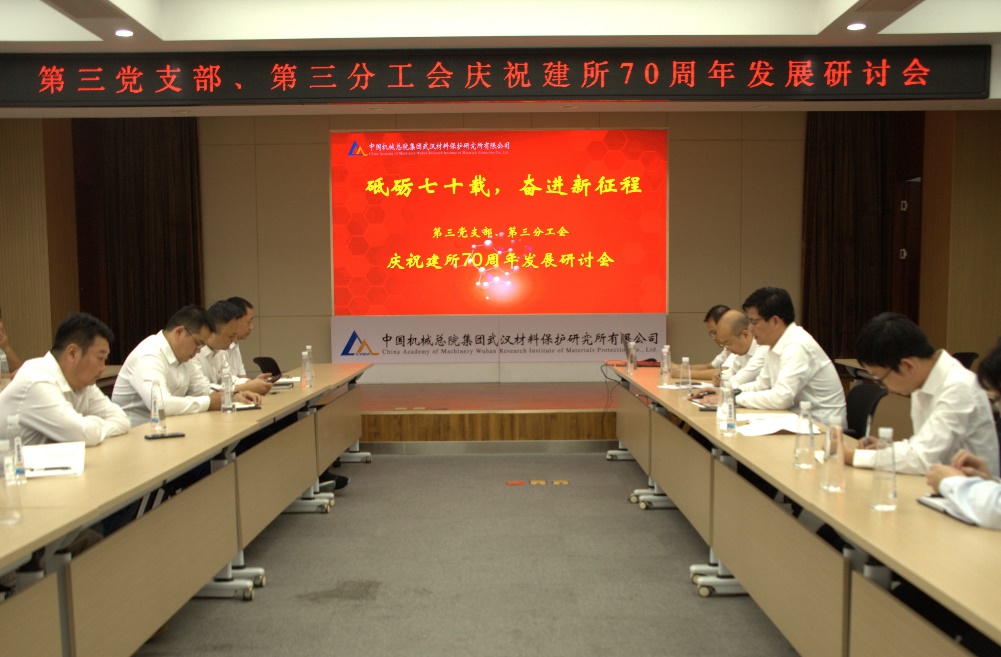 图片包含 室内, 桌子, 男人, 大

描述已自动生成