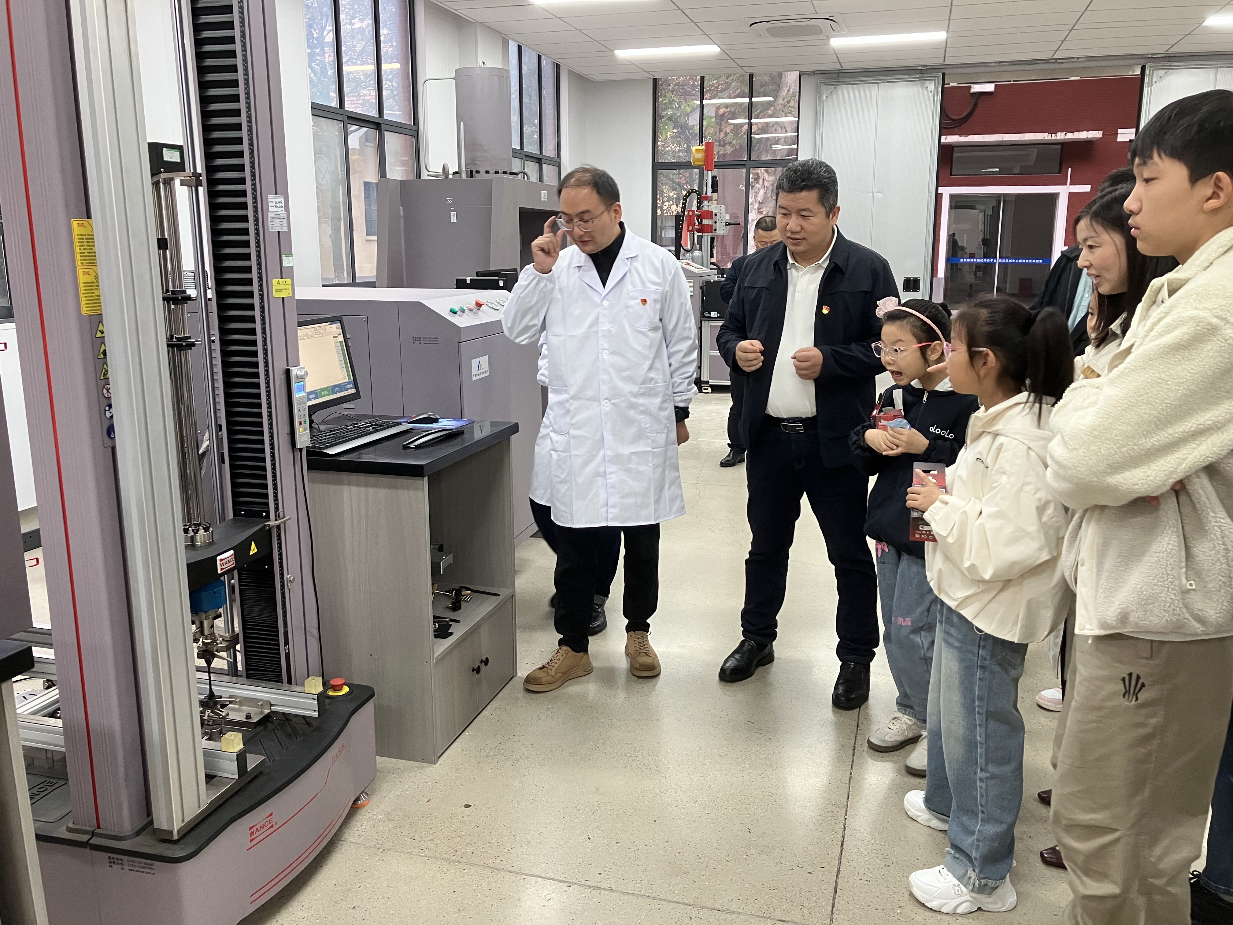 实验室参观1.jpg